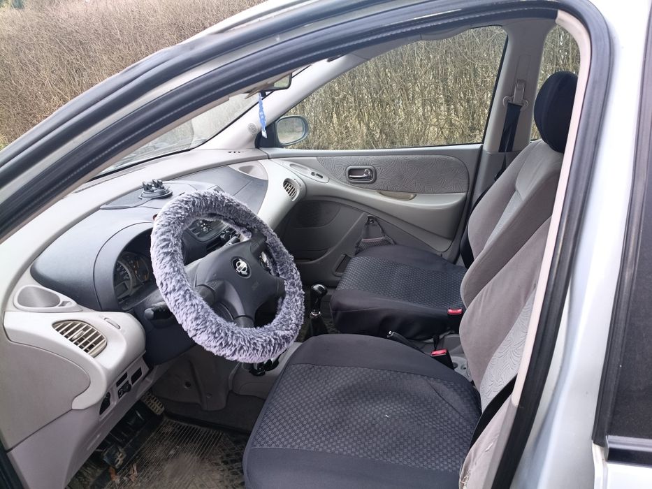 Nissan Almera Tino 2003 photo 2