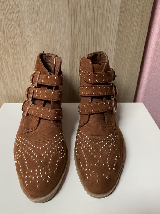 Botins camel / castanhos com fivelas douradas • 37