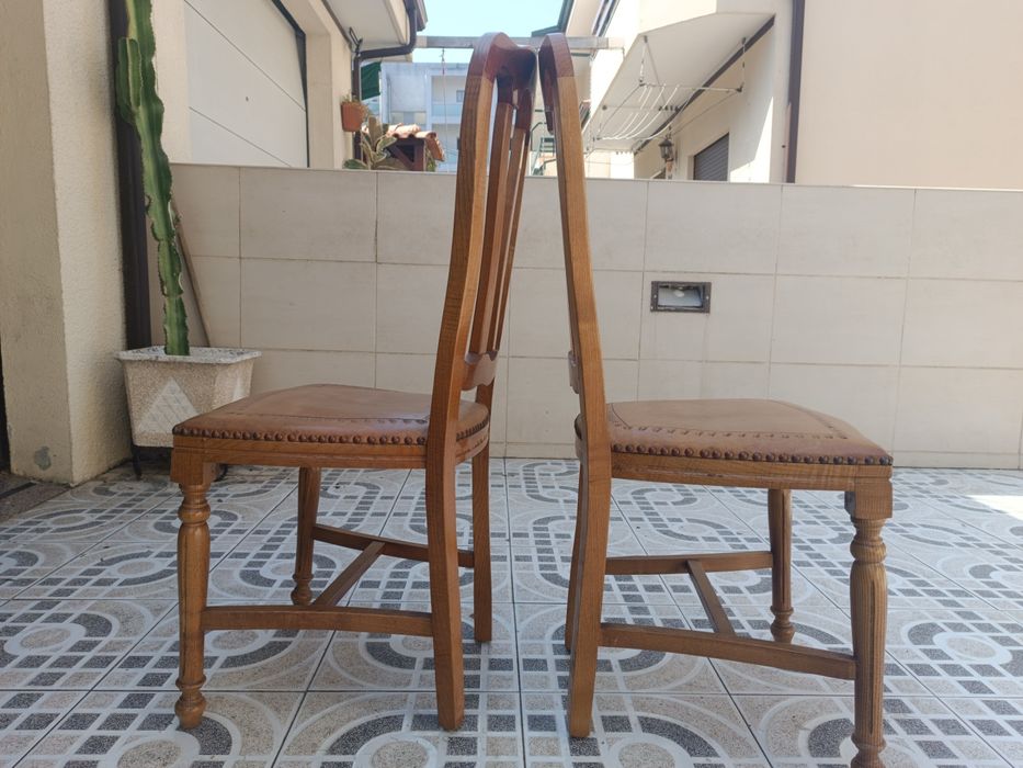 Duas cadeiras de madeira