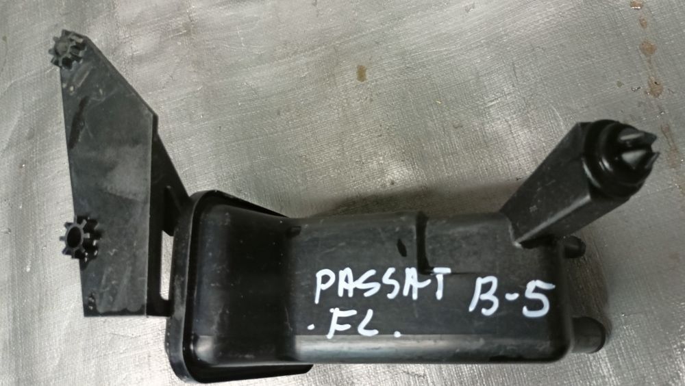 VW Passat B5 FL zbiorniczek płynu wspomagania
