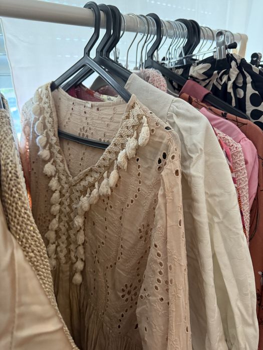 Lote de 50 peças de roupa nunca usada