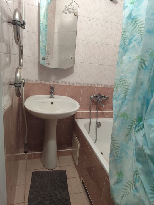 1-ка постійно є опалення і горяча вода, без комісії. м. Житомирська.