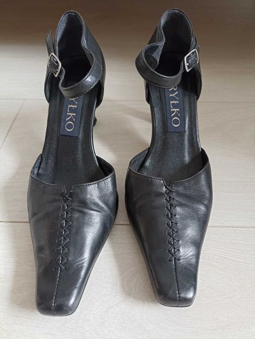 Czarne, eleganckie czółenka Ryłko