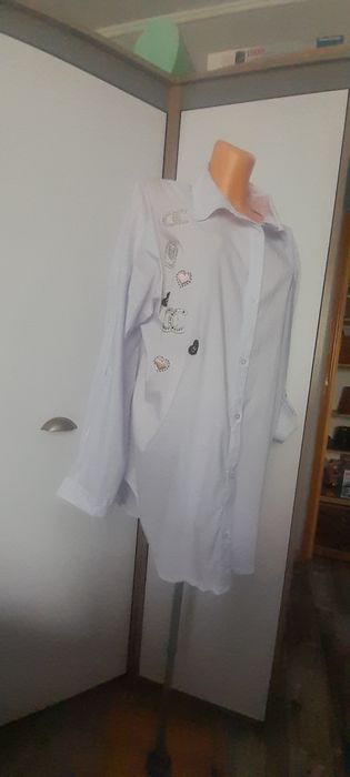 Bała koszula z ozdobami