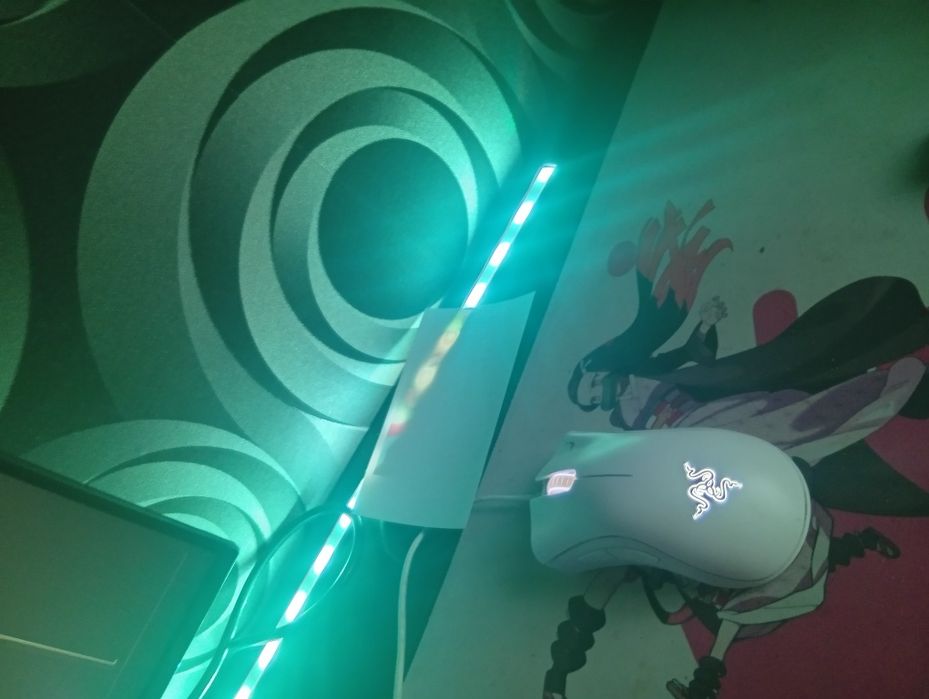 Komputer gamingowy z monitorem i sprzętem