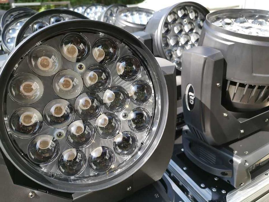 Moving Head Wash 19x15W RGBW C/ ZOOM