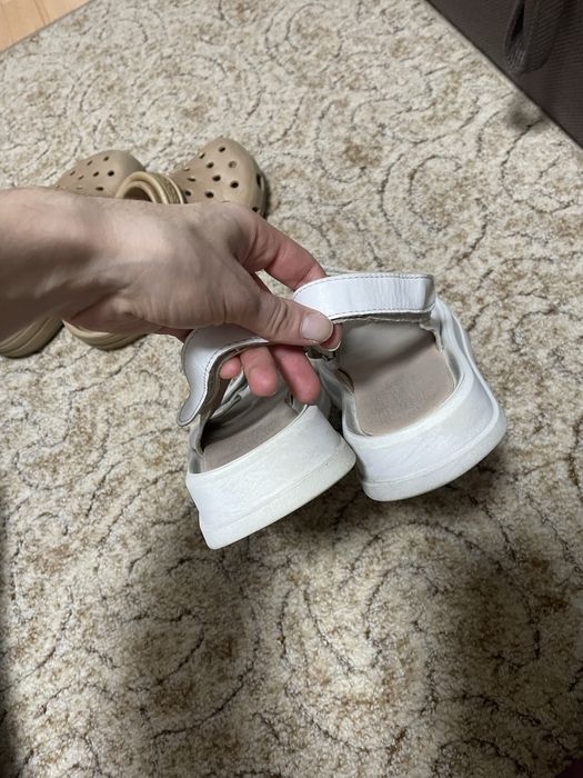 Босоніжки білі шкіряні