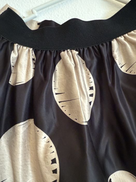 Saia acetinada preta com bolas cremes