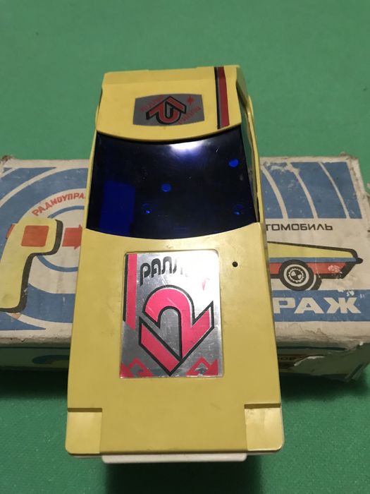 Вінтажна радіоуправляєма машинка