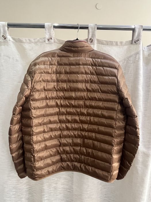 Сучасна чоловіча куртка, відомого бренду.