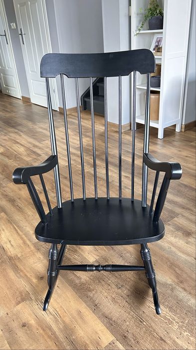 Klasyczny drewniany fotel bujany