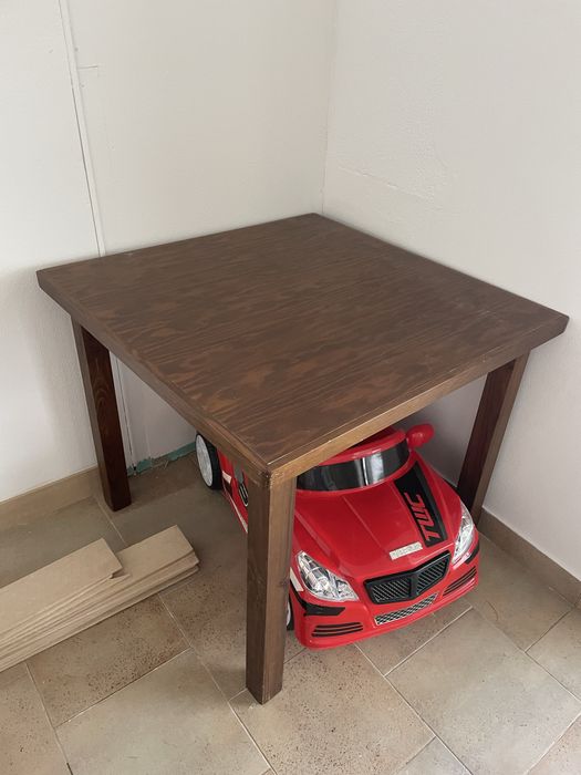 Mesa madeira quadrada em bom estado