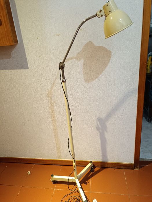 Candeeiro de pé com rodas