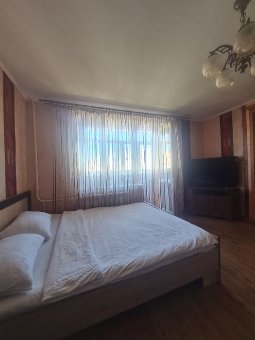 Три та чотирикімнатніі квартири різні райони, 8 спальн місць від 1500