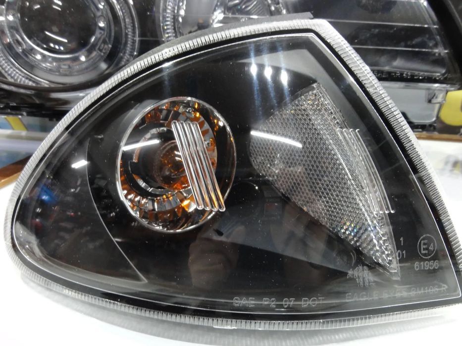 Faróis angel eyes com luz branca 5000k para BMW E46 4 portas / limosine 98-01 fundo preto com angel eyes em branco