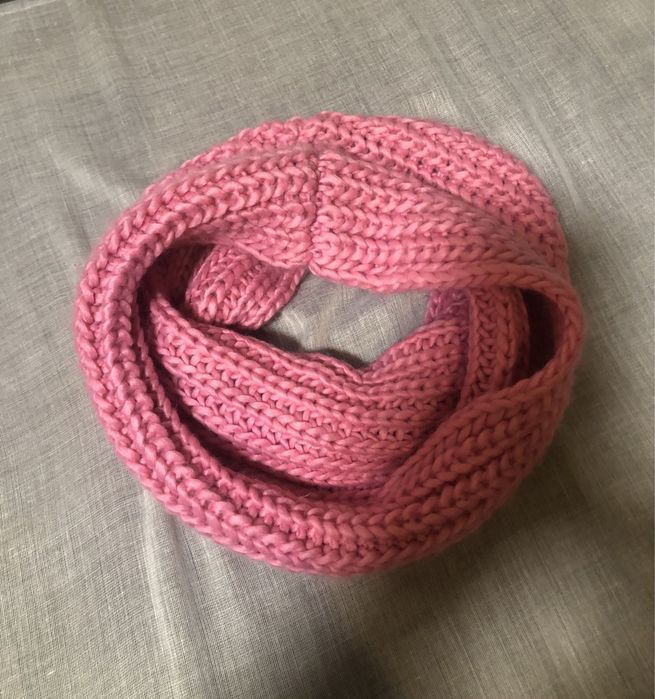 Яркий вязаный снуд, шарф-хомут