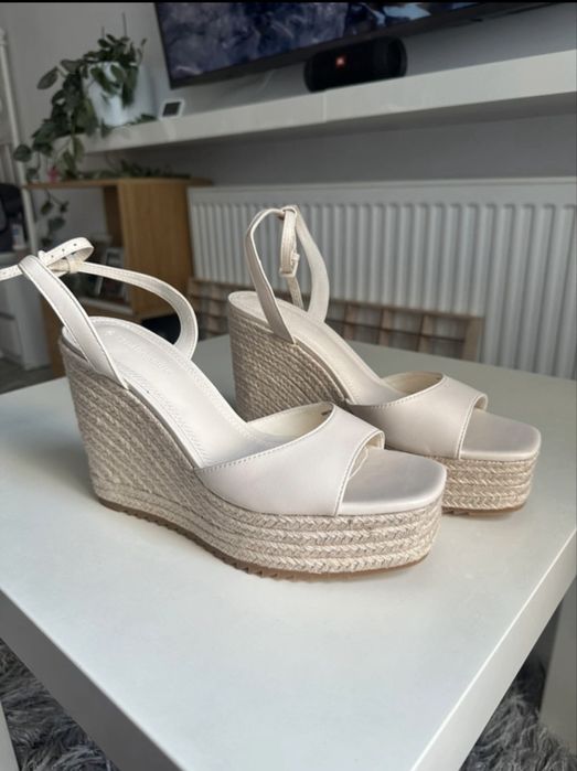 Espadryle na koturnie Stradivarius