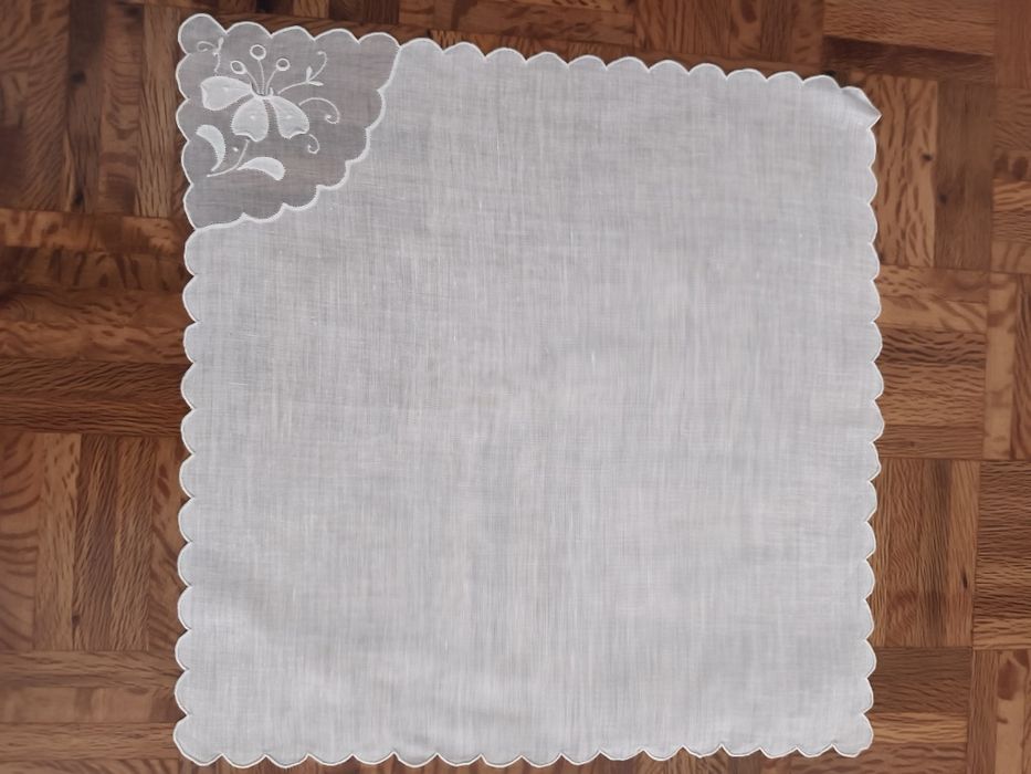 Três naperons em cambraia