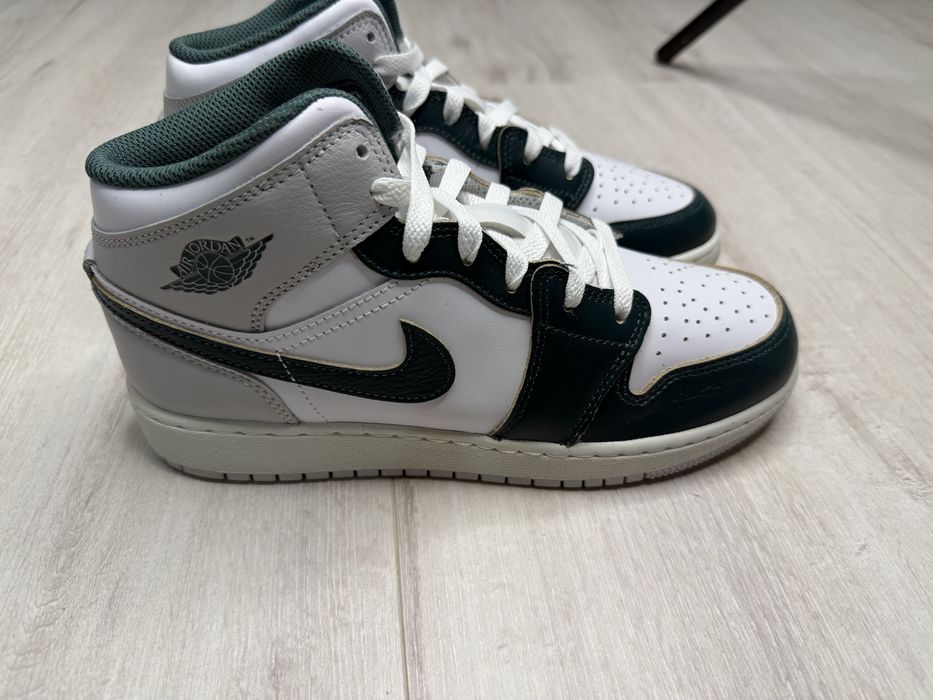 Кросівки жіночі AIR JORDAN 1 MID SE WHITE/GREY FQ8088-103