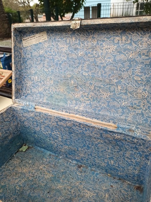 Pequeno baú muito antigo