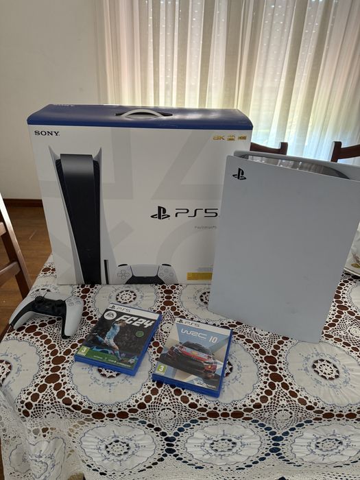 Playtation 5 na caixa, como nova com 2 jogos e 1 comando incluido.