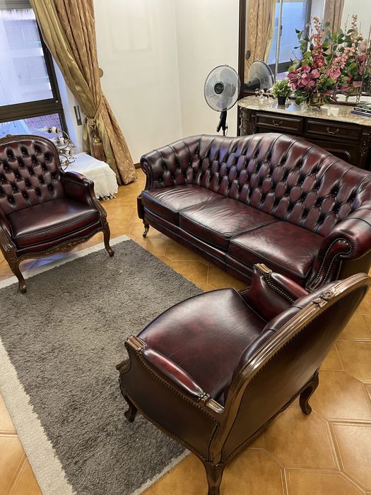 Conjunto de Sofás Clássicos em Couro – Estilo Chesterfield