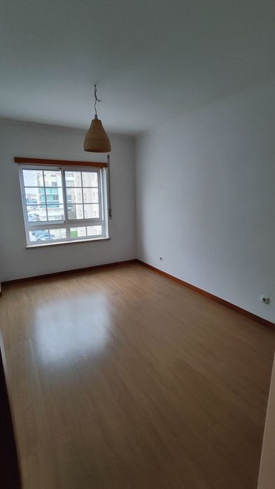 Apartamento T3+Sótão Mobilado para Arrendamento – Quinta da Cutileira, centro de Caldas da Rainha