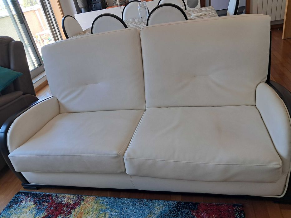 Sofa em pele branca com braços de madeira em muito bom estado, para desocupar