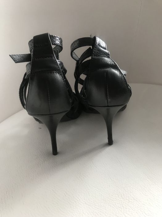 Sandały na szpilce ze skóry Buffalo London r. 38/24