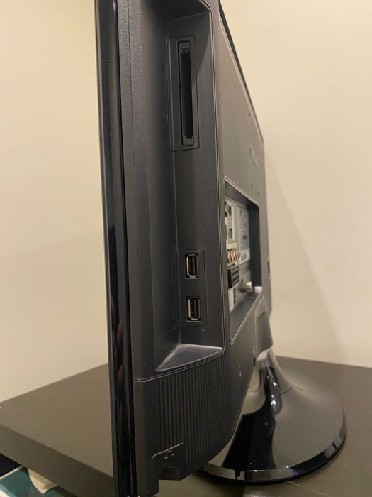 Samsung 23"novo com comando, base e apoio de parede