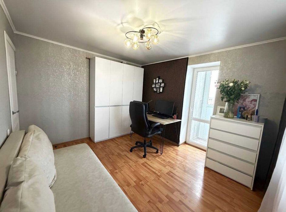 Продам 2-кімнатну квартиру, ліви берег, 10 мкрн.