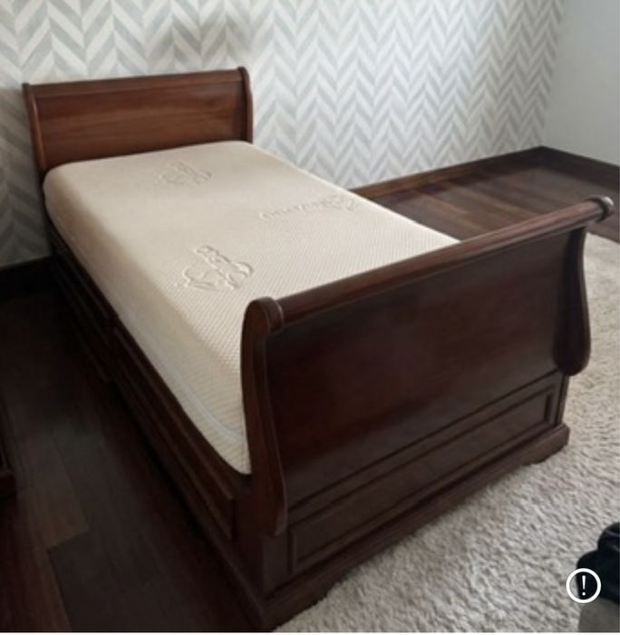 Cama individual em cerejeira