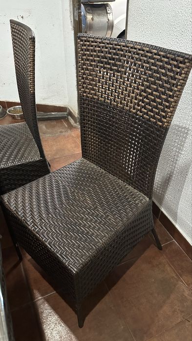 Mesa e quatro cadeiras