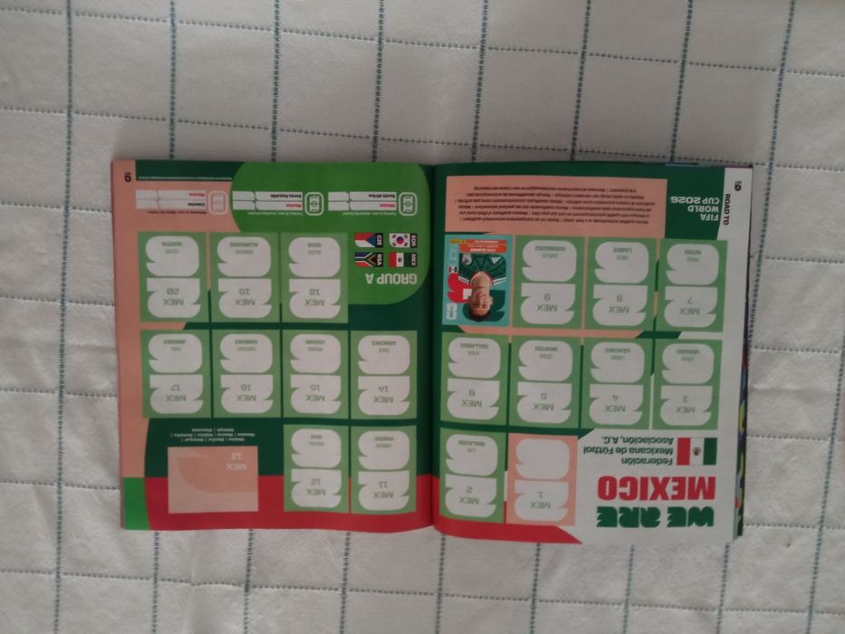 Caderneta do mundial com cromos colados que equivalem a 6 saquetas