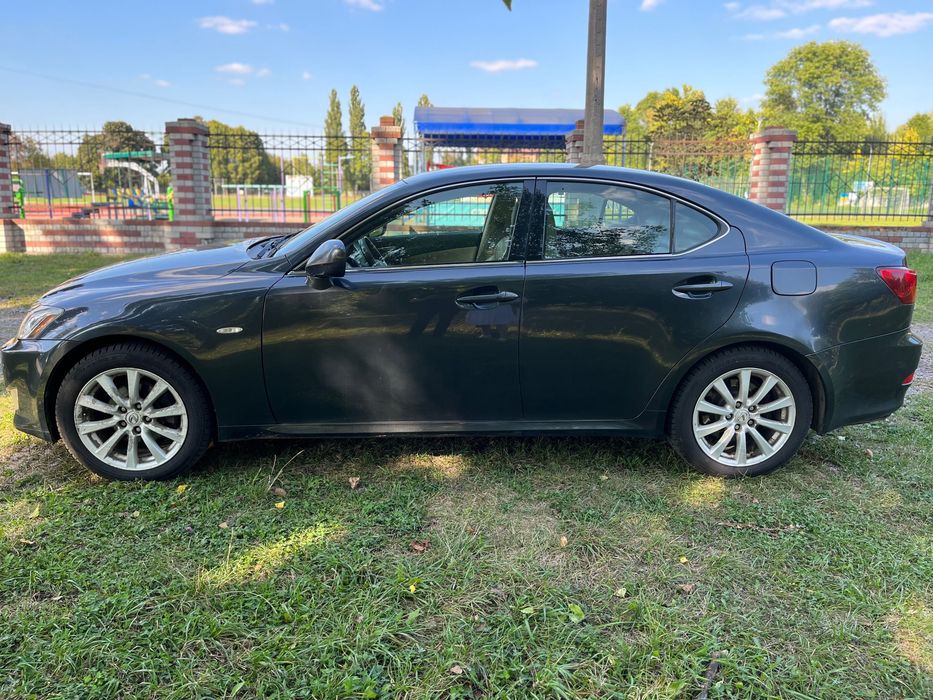 Продам Lexus is 220d