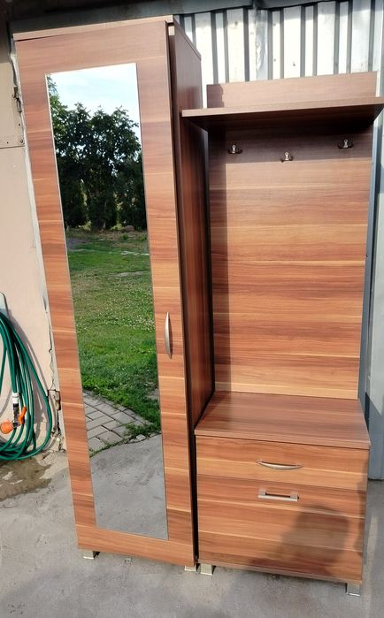 Sprzedam garderobę 200 zl