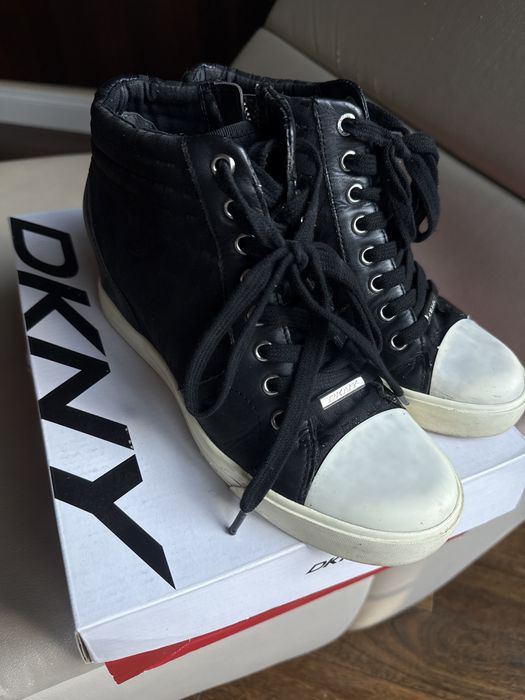 DKNY trampki na koturnie czarne logo
