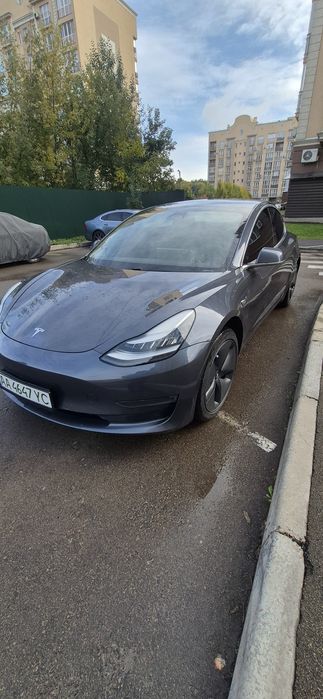 Tesla Model 3 2020 рік.