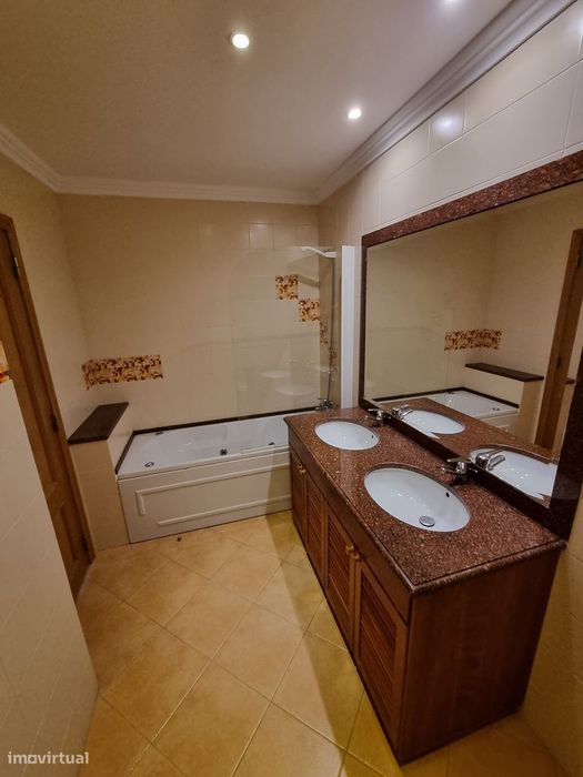 Apartamento T3 com garagem no Prior Velho