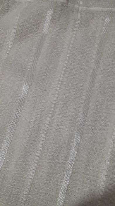 2 cortinados um pouco transparentes (2,5 metros por 1,44 metros)