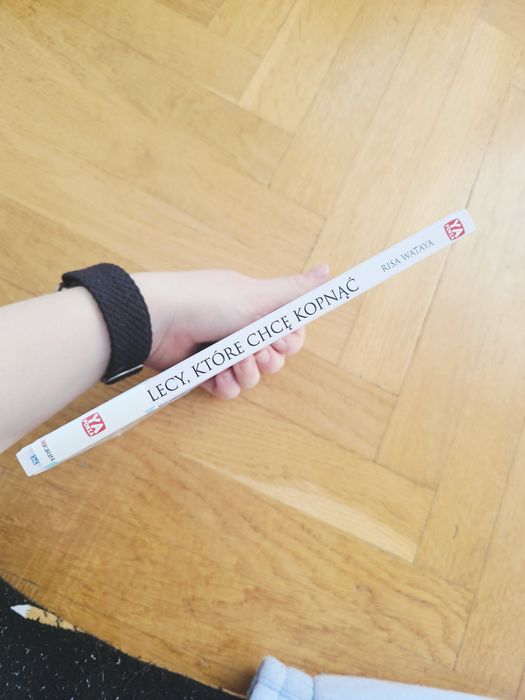 Plecy które chce kopnąć, Risa Wataya