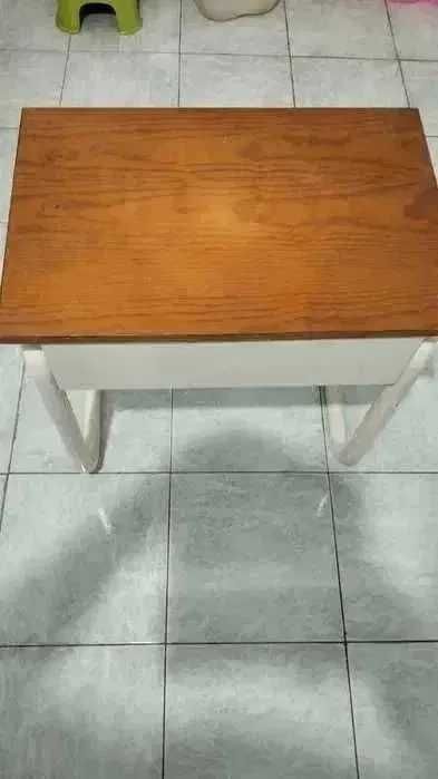 Mesa de cabeceira de estilo vintage, usada.