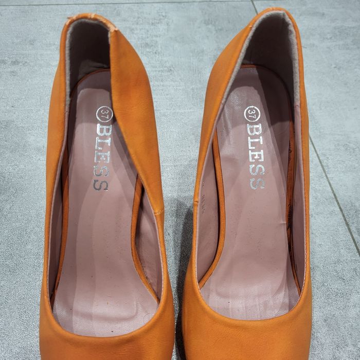 Buty na obcasie .