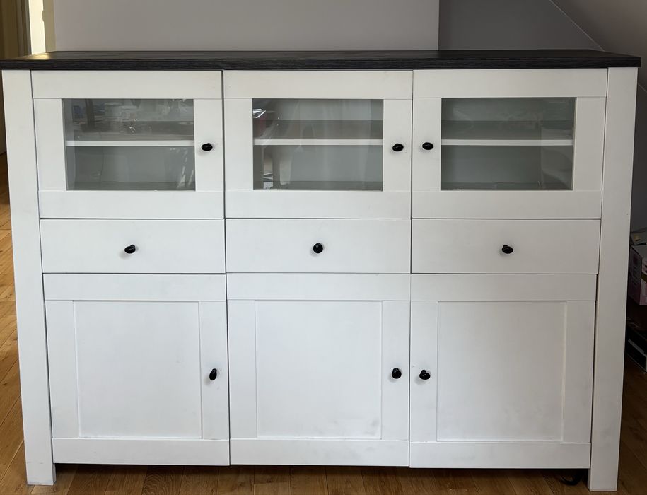 Biała komoda malowana