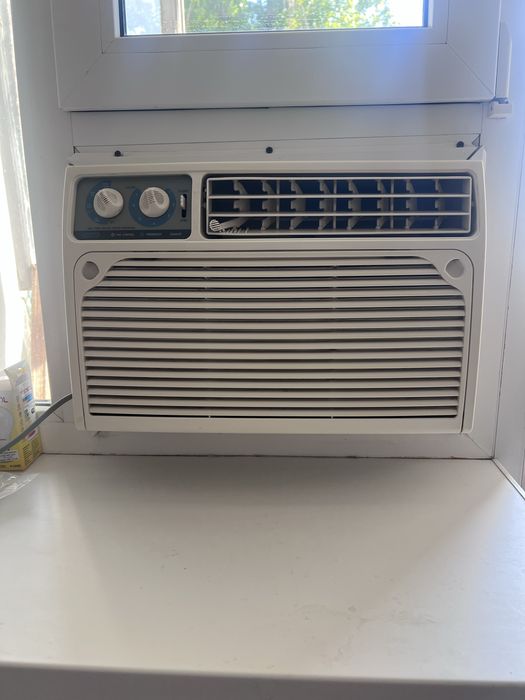 Кондиціонер віконний Delonghi Делонгі у гарному робочому стані (надійний, компактний)
