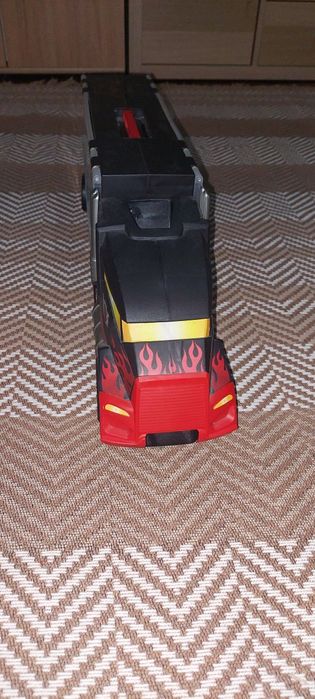 Camião transportador de carros e pista