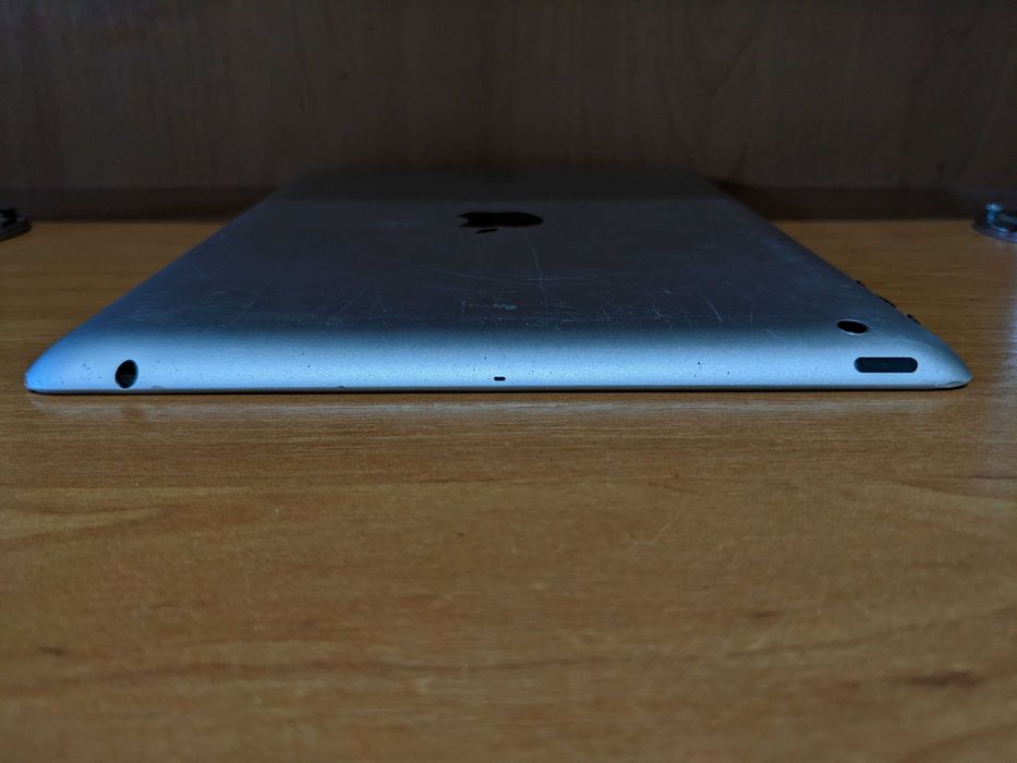Планшет Apple iPad 4 A1458 16GB with Retina display with Wi-Fi+кабель