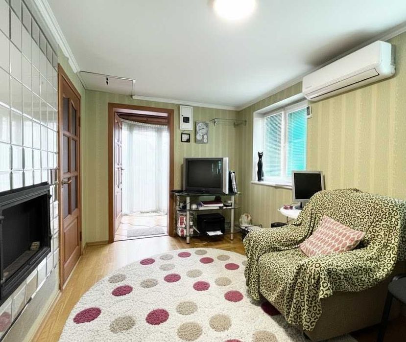 Круглик. Продам жилий дім. Газ,камін,баня. Ліс,озеро. м.Теремки 10хв