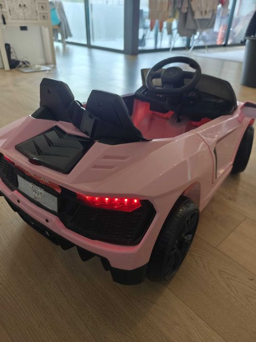 Carro elétrico de criança cor-de-rosa, estilo Lamborghini, em muito bom estado.