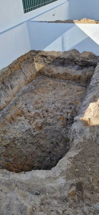 Serviço de aluguer escavadora e transporte mercadorias